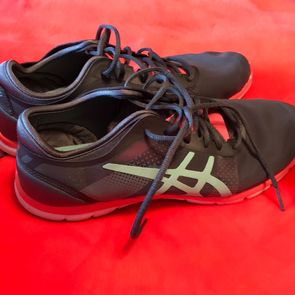 Women’s running shoes